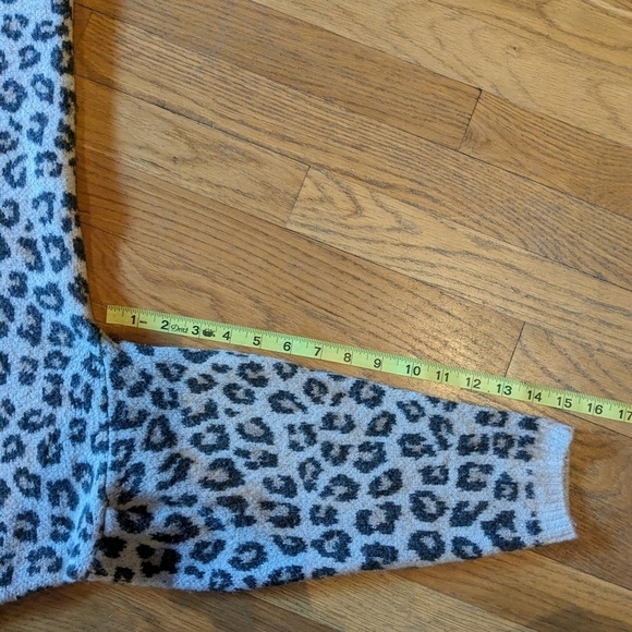 Gap Medium Off White & Black Leopard Print Crew Neck Pullover Sweater - Picture 7 of 8